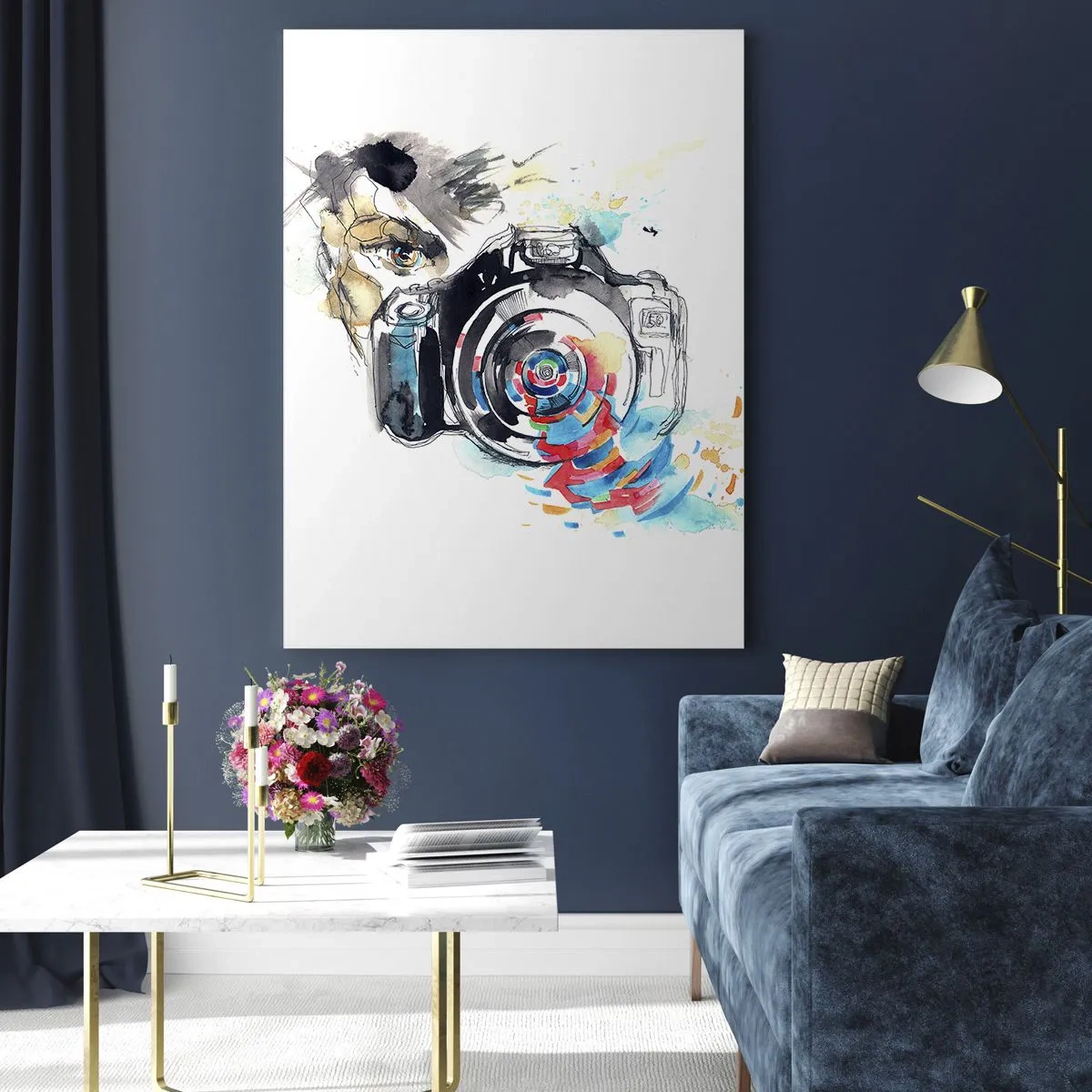 Quadro su vetro - Macchina fotografica ad acquerello con dettagli colorati - 80x120cm - Nell'occhio dell'obiettivo - Decorazione murale moderna per soggiorno e camera da letto ARTTOR