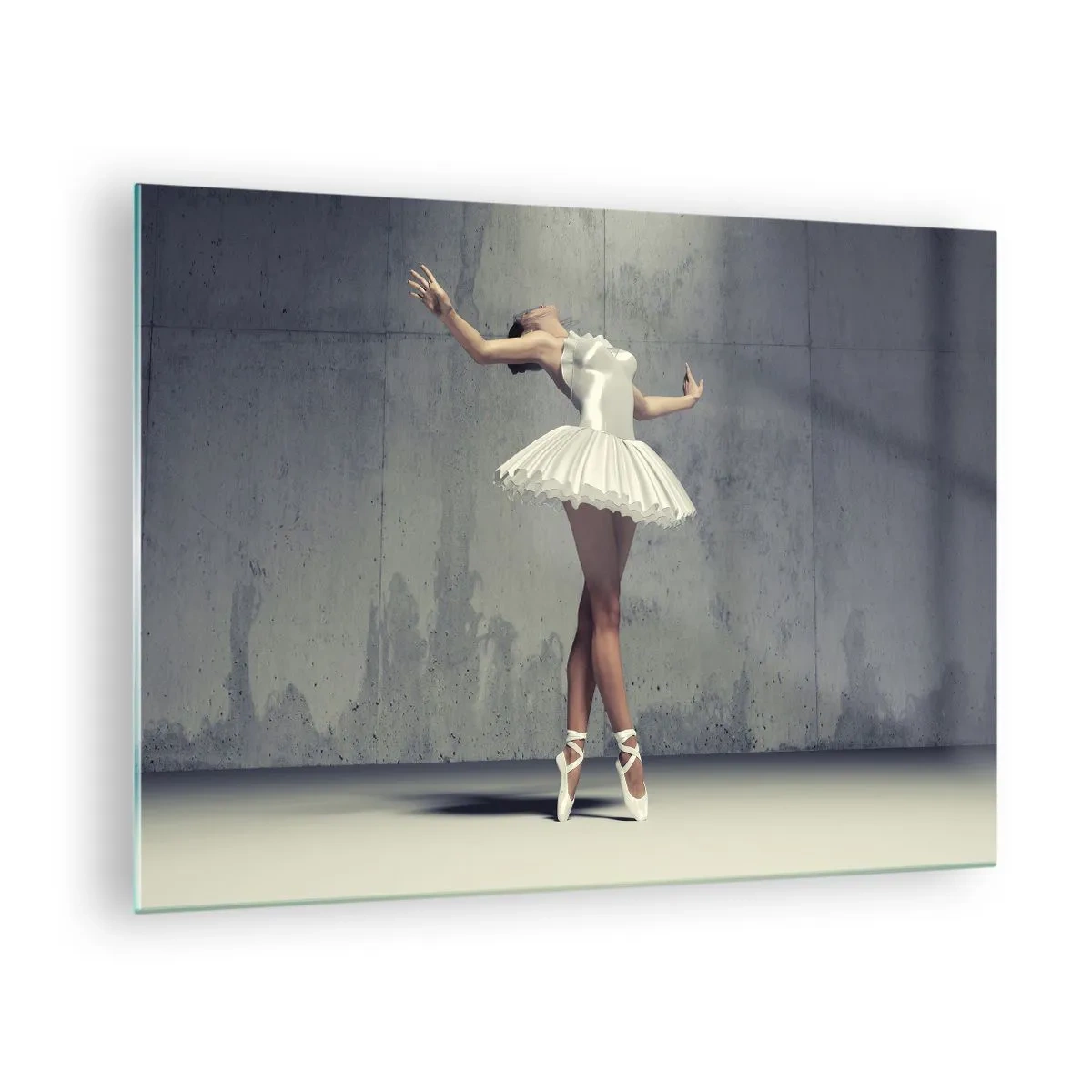 Quadro su vetro - Una ballerina in abito bianco contro un muro grezzo - 70x50cm - Leggero come un uccello - Decorazione murale moderna per soggiorno e camera da letto ARTTOR