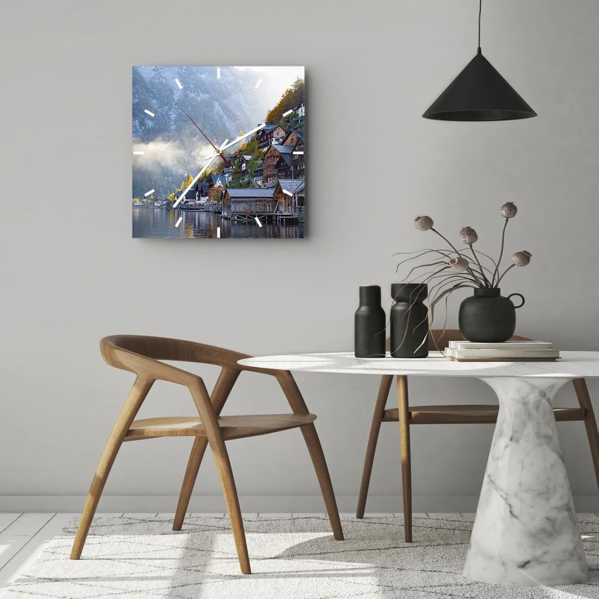 Orologio da parete - Orologio in Vetro - Un villaggio di montagna vicino a un lago in uno scenario autunnale - 30x30cm - Atmosfera alpina - Decorazione murale moderna per soggiorno e camera da letto ARTTOR