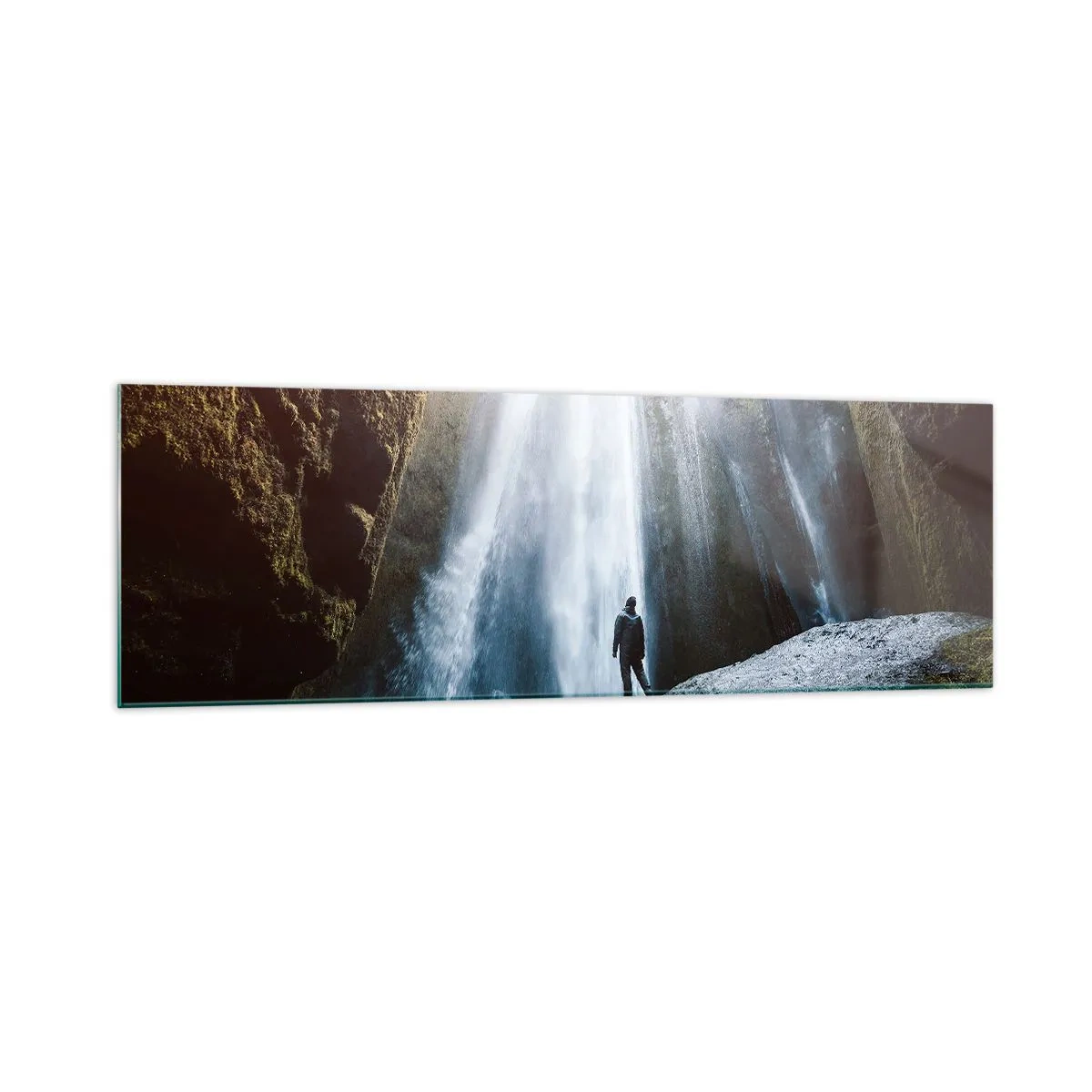 Quadro su vetro - Una figura sullo sfondo di una maestosa cascata in una gola rocciosa - 160x50cm - Ripristino delle proporzioni - Decorazione murale moderna per soggiorno e camera da letto ARTTOR