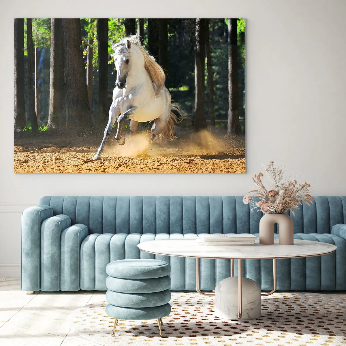 Quadro su vetro - Un cavallo bianco galoppa sul terreno sabbioso della foresta - 120x80cm - Come nei racconti fantasy - Decorazione murale moderna per soggiorno e camera da letto ARTTOR