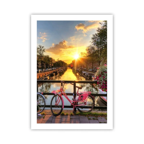 Poster - Una bicicletta rosa su un ponte sopra un canale al tramonto - 50x70cm - Mattino di primavera ad Amsterdam - Decorazione murale moderna per soggiorno e camera da letto ARTTOR