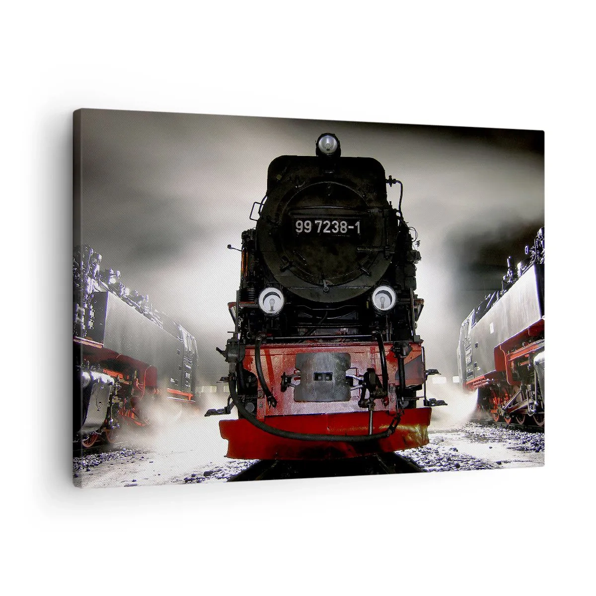 Quadro su tela - Stampe su Tela - Una locomotiva a vapore circondata dal vapore contro un cielo scuro in un ambiente suggestivo - 70x50cm - Ansima, sbuffa e soffia - Decorazione murale moderna per soggiorno e camera da letto ARTTOR