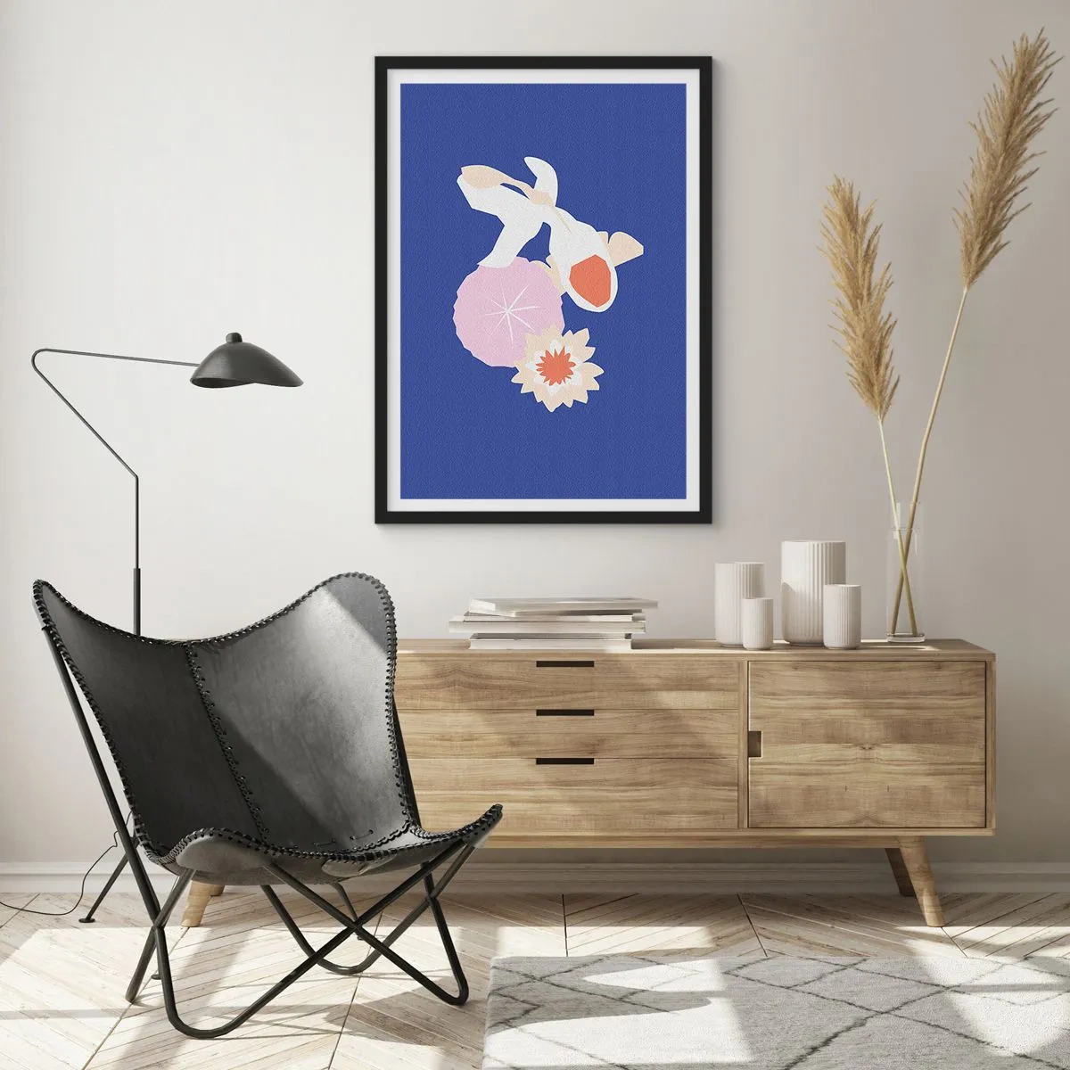 Poster in cornice nera - Pesci koi circondati da fiori su uno sfondo intenso - 50x70cm - Composizione di fiori e boccioli - Decorazione murale moderna per soggiorno e camera da letto ARTTOR