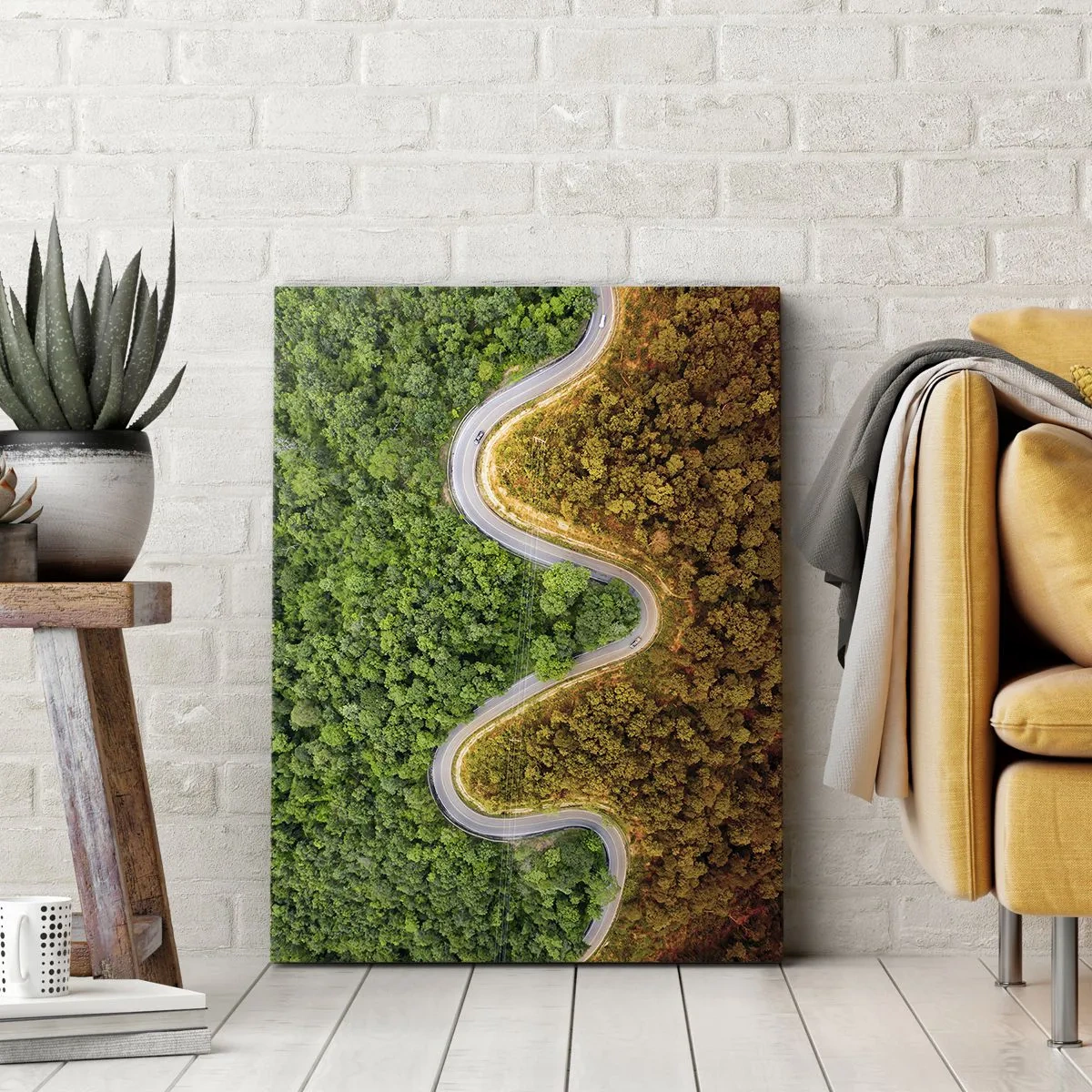 Quadro su tela - Stampe su Tela - Una strada tortuosa attraverso la foresta vista da una prospettiva a volo d'uccello - 50x70cm - Confine e separazione - Decorazione murale moderna per soggiorno e camera da letto ARTTOR