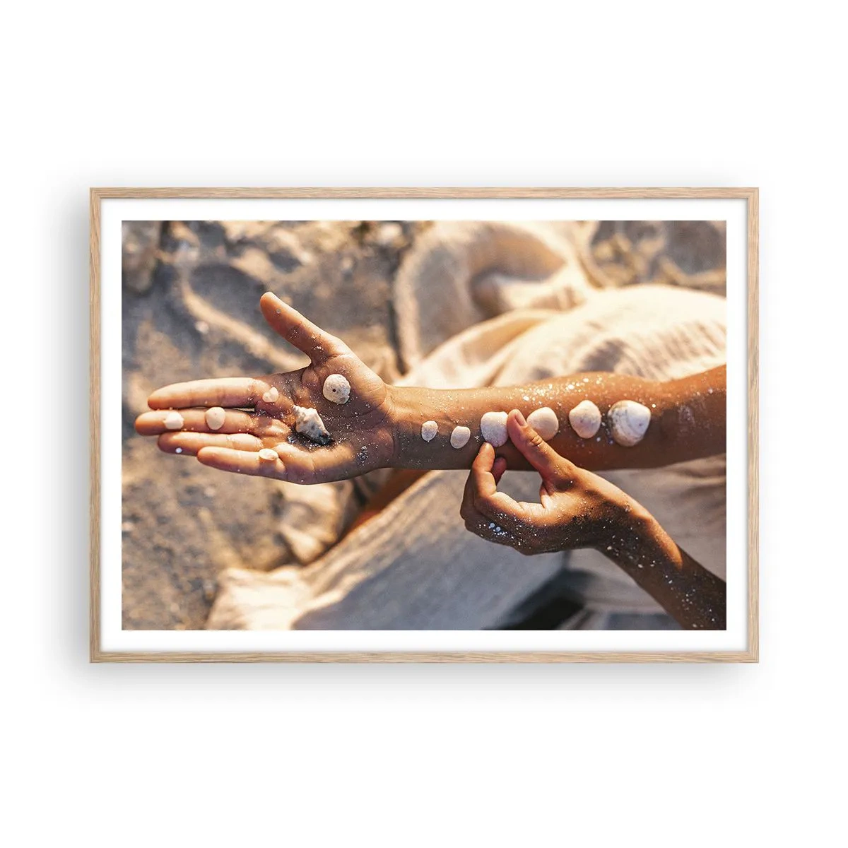 Poster in cornice rovere chiaro - La bellezza a portata di mano - 100x70 cm