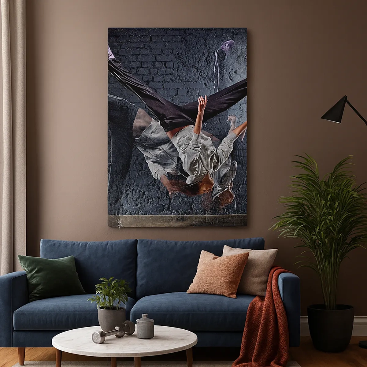 Quadro su tela - Stampe su Tela - Un ballerino in un salto dinamico contro un muro di mattoni - 50x70cm - Eroe di strada - Decorazione murale moderna per soggiorno e camera da letto ARTTOR