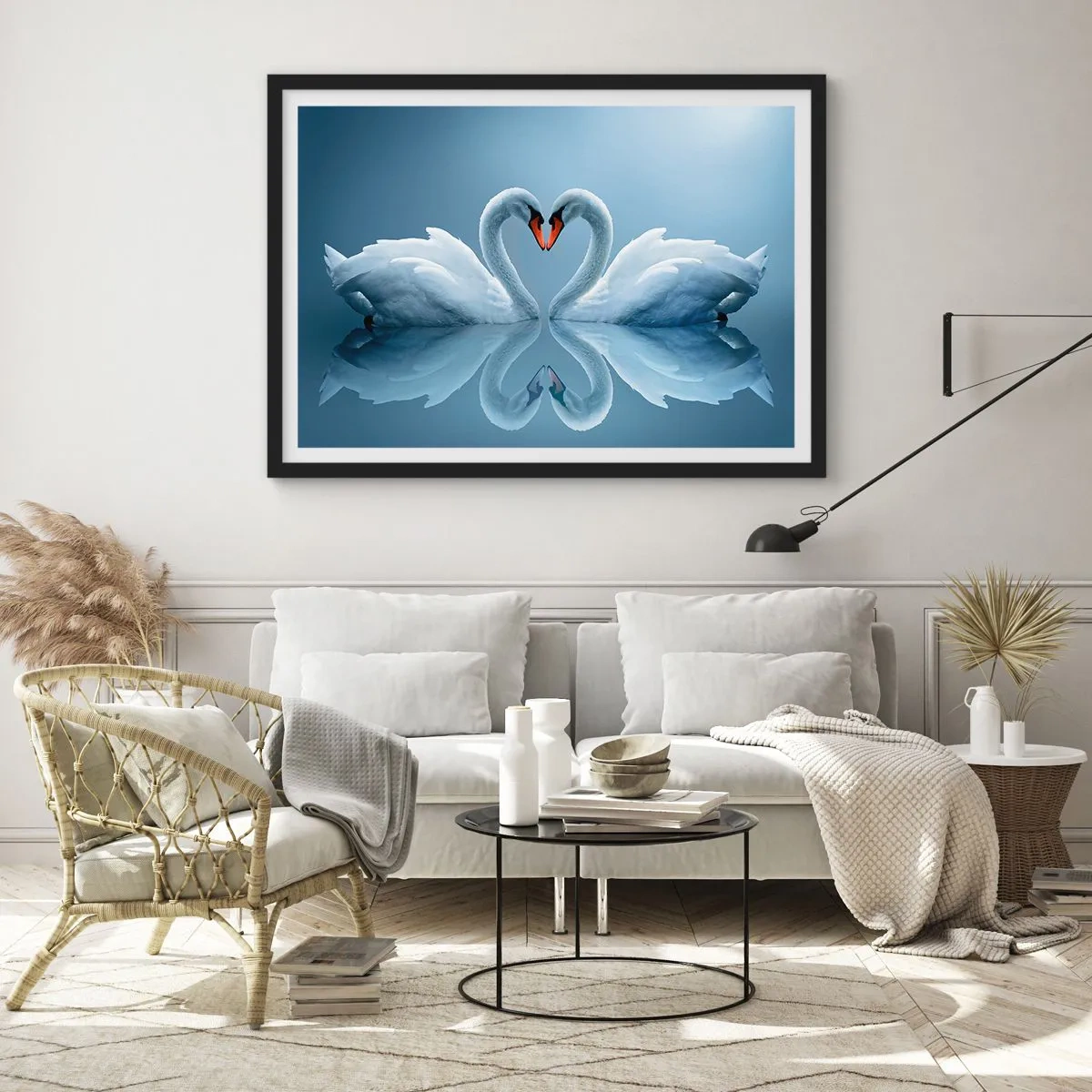 Poster in cornice nera - Due cigni formano un cuore su una superficie calma dell'acqua - 70x50cm - Il tempo dell'amore - Decorazione murale moderna per soggiorno e camera da letto ARTTOR