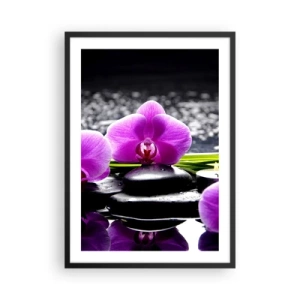 Poster in cornice nera - Un'orchidea viola su uno sfondo di pietre e acqua in un ambiente simile a una spa - 50x70cm - Annegare nel silenzio e nella pace - Decorazione murale moderna per soggiorno e camera da letto ARTTOR