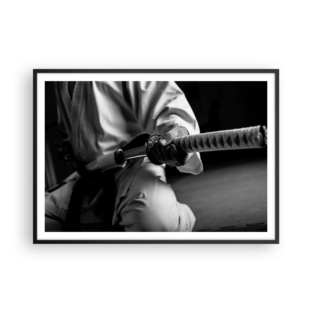 Poster in cornice nera - Un samurai in kimono che impugna una katana in bianco e nero. - 100x70cm - L'anima del guerriero - Decorazione murale moderna per soggiorno e camera da letto ARTTOR