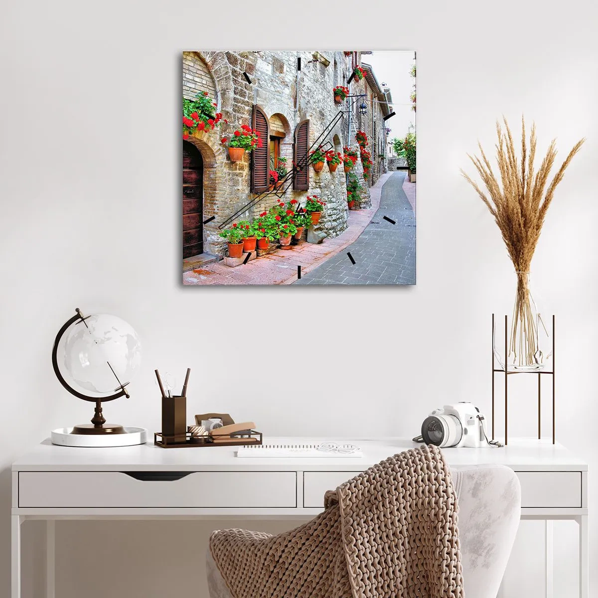 Orologio da parete - Orologio in Vetro - Una strada stretta con edifici in pietra decorati con vasi di fiori - 30x30cm - Atmosfera italiana - Decorazione murale moderna per soggiorno e camera da letto ARTTOR