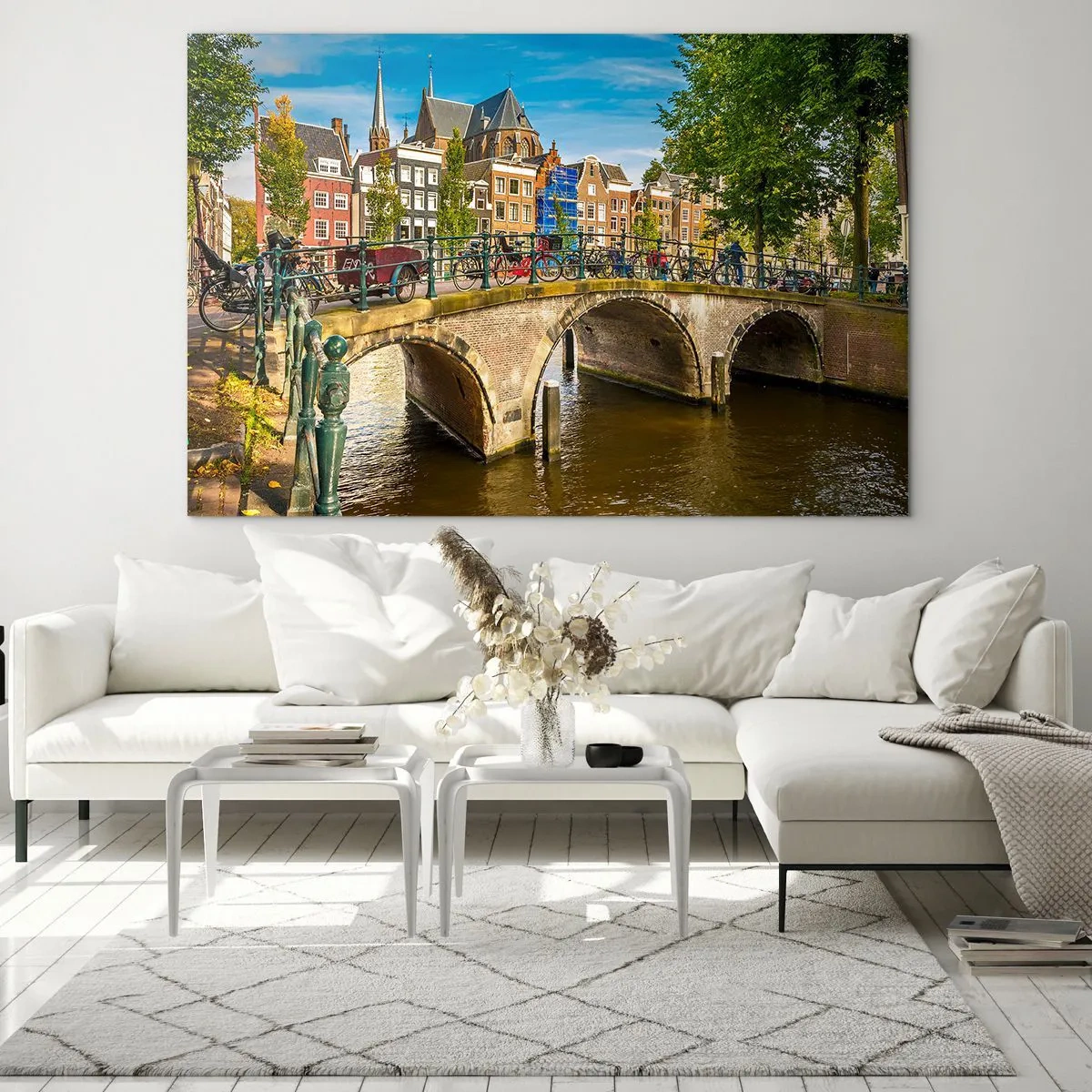 Quadro su vetro - Un ponte su un canale circondato da architettura storica e vegetazione - 70x50cm - La primavera sul canale - Decorazione murale moderna per soggiorno e camera da letto ARTTOR