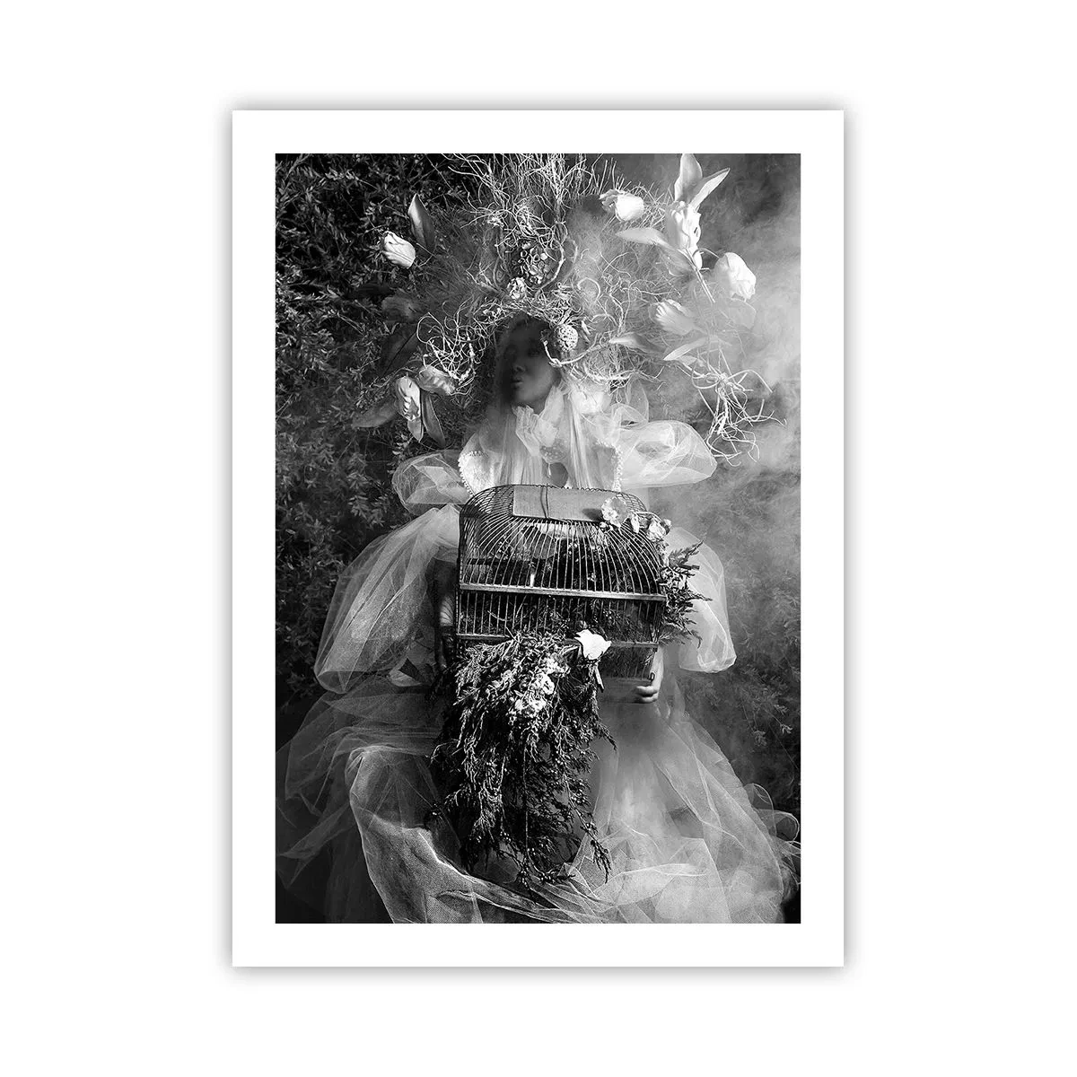 Poster - Una donna in abito circondata dalla natura in una fotografia in bianco e nero - 50x70cm - Madre natura stessa - Decorazione murale moderna per soggiorno e camera da letto ARTTOR