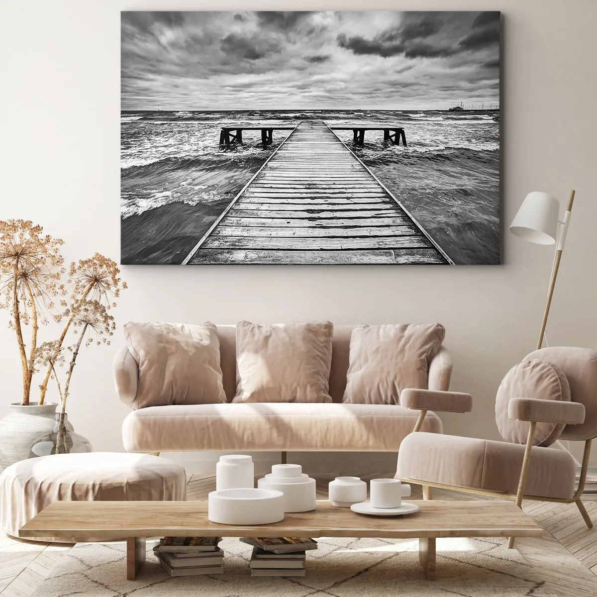 Quadro su tela - Stampe su Tela - Una vista in bianco e nero di un molo di legno su un mare in tempesta. - 70x50cm - Aspetto che il vento le scacci via... - Decorazione murale moderna per soggiorno e camera da letto ARTTOR
