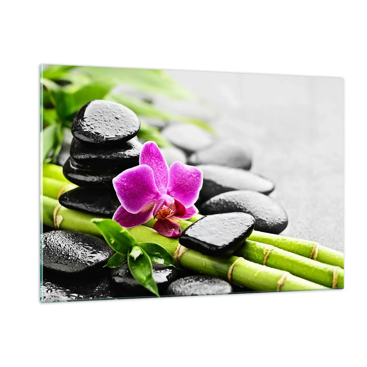 Quadro su vetro - Orchidea, pietre nere e bambù in una composizione tranquilla - 120x80cm - Un tranquillo equilibrio - Decorazione murale moderna per soggiorno e camera da letto ARTTOR