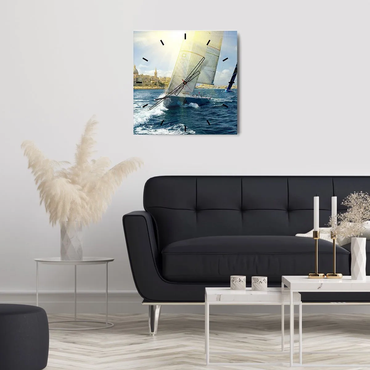 Orologio da parete - Orologio in Vetro - Gara di yacht sullo sfondo di una costa soleggiata - 30x30cm - Tempo di lasciare la città - Decorazione murale moderna per soggiorno e camera da letto ARTTOR