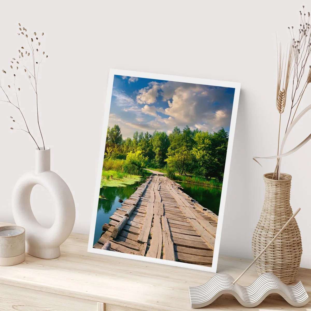 Poster - Un ponte di legno sopra un fiume circondato dal verde - 50x70cm - Estate, estate ovunque - Decorazione murale moderna per soggiorno e camera da letto ARTTOR
