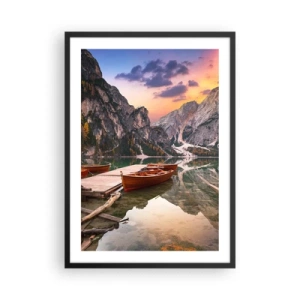 Poster in cornice nera - Barche di legno su un lago circondato da montagne al tramonto - 50x70cm - La promessa del giorno - Decorazione murale moderna per soggiorno e camera da letto ARTTOR