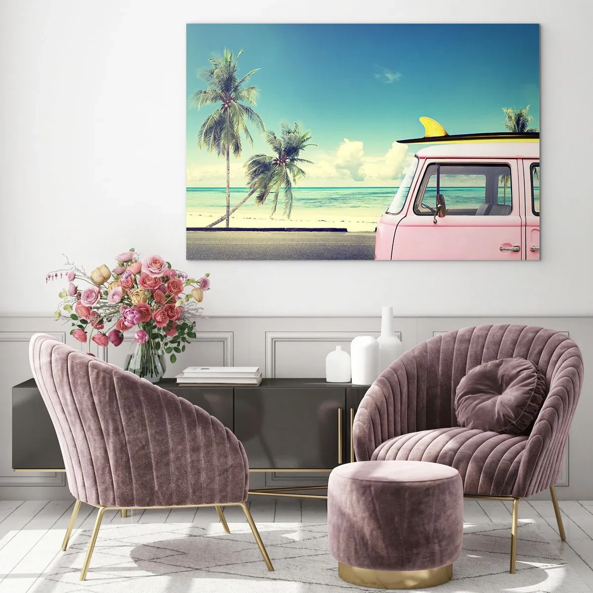 Quadro su vetro - Una spiaggia con palme e un furgone retrò rosa in riva al mare - 120x80cm - Tempo di vacanze - Decorazione murale moderna per soggiorno e camera da letto ARTTOR