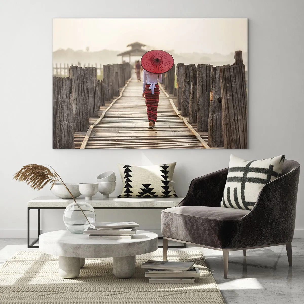 Quadro su vetro - Una donna con un ombrello rosso su un ponte di legno - 120x80cm - Sul vecchio ponte - Decorazione murale moderna per soggiorno e camera da letto ARTTOR
