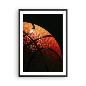 Poster in cornice nera - Primo piano di un pallone da basket sotto i riflettori - 50x70cm - Bella come un pianeta - Decorazione murale moderna per soggiorno e camera da letto ARTTOR