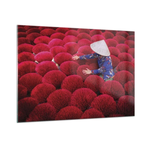 Quadro su vetro - Un lavoratore tra bastoncini di incenso rosso su uno sfondo a motivi - 100x70cm - Nel campo di riso - Decorazione murale moderna per soggiorno e camera da letto ARTTOR