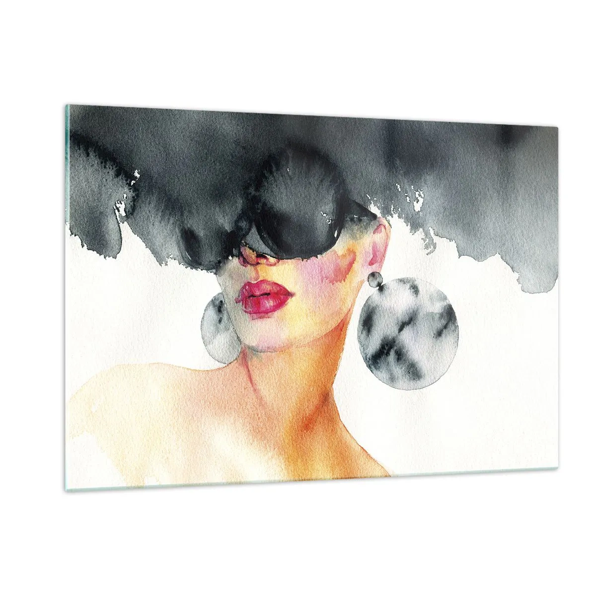 Quadro su vetro - Ritratto di una donna con grandi orecchini e una macchia nera sopra la testa - 120x80cm - Il segreto dell'eleganza - Decorazione murale moderna per soggiorno e camera da letto ARTTOR