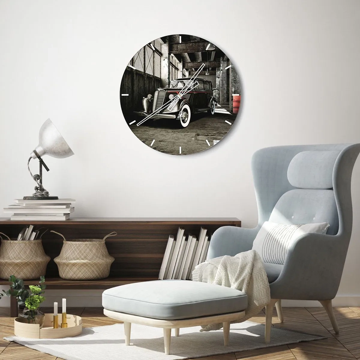Orologio da parete - Orologio in Vetro - Garage suggestivo con un'auto d'epoca classica - 30x30cm - L'eleganza eterna degli anni '30 - Decorazione murale moderna per soggiorno, cucina e camera da letto ARTTOR