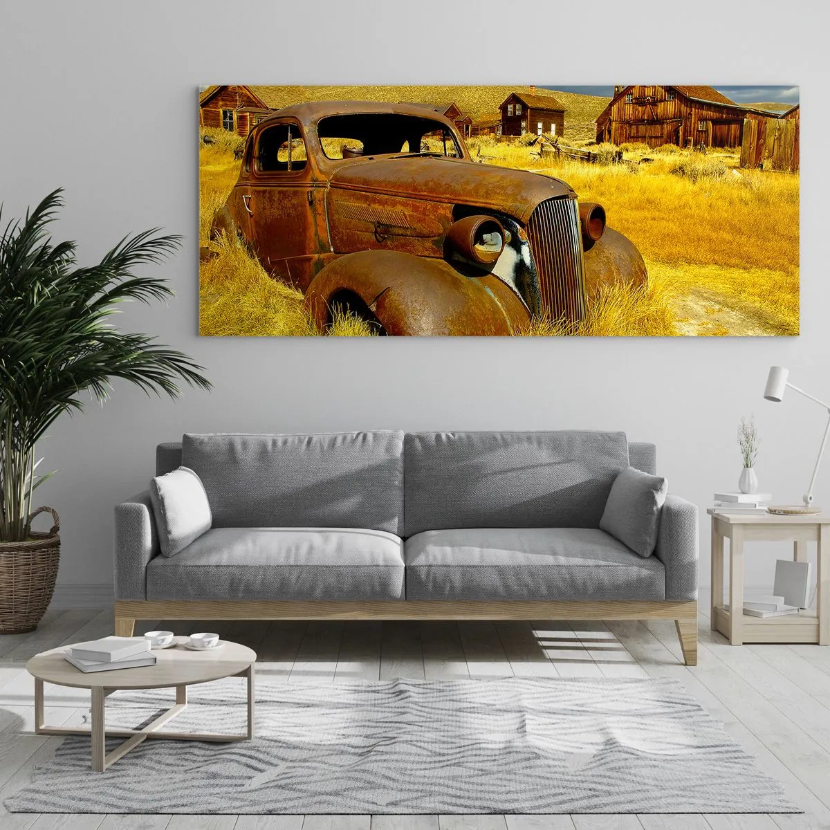Quadro su vetro - Una vecchia macchina arrugginita sullo sfondo di capanne di legno abbandonate - 140x50cm - Meritato riposo - Decorazione murale moderna per soggiorno e camera da letto ARTTOR