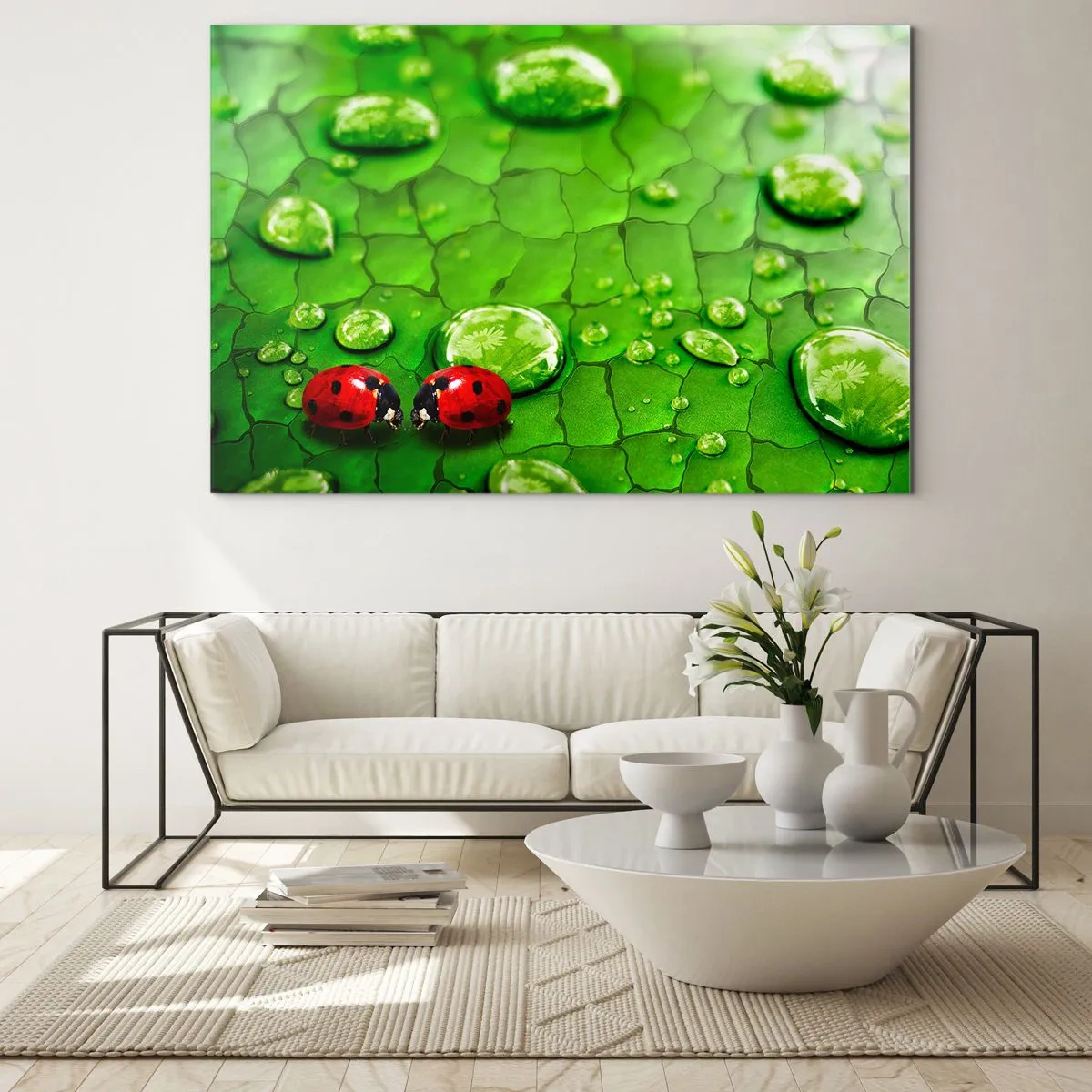 Quadro su vetro - Due coccinelle su una foglia verde con gocce d'acqua - 70x50cm - Incontro in verde - Decorazione murale moderna per soggiorno e camera da letto ARTTOR