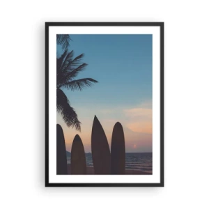 Poster in cornice nera - Tavole da surf sulla spiaggia con un tramonto e palme sullo sfondo - 50x70cm - Domani anche ci divertiamo - Decorazione murale moderna per soggiorno e camera da letto ARTTOR