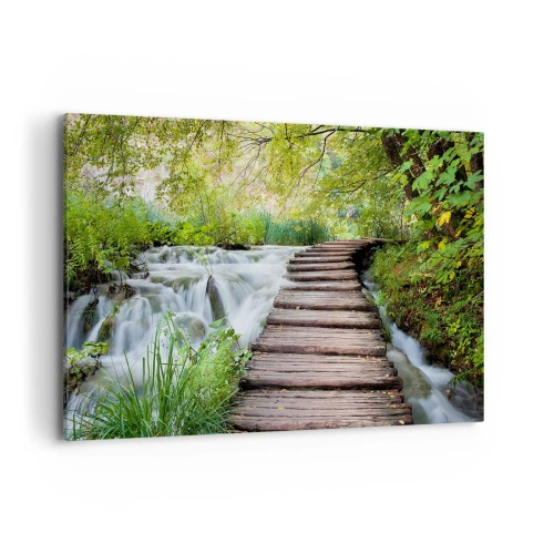 Quadro su tela - Stampe su Tela - Un ponte di legno sopra una cascata circondata da una lussureggiante foresta verde. - 120x80cm - Acqua per niente tranquilla - Decorazione murale moderna per soggiorno e camera da letto ARTTOR