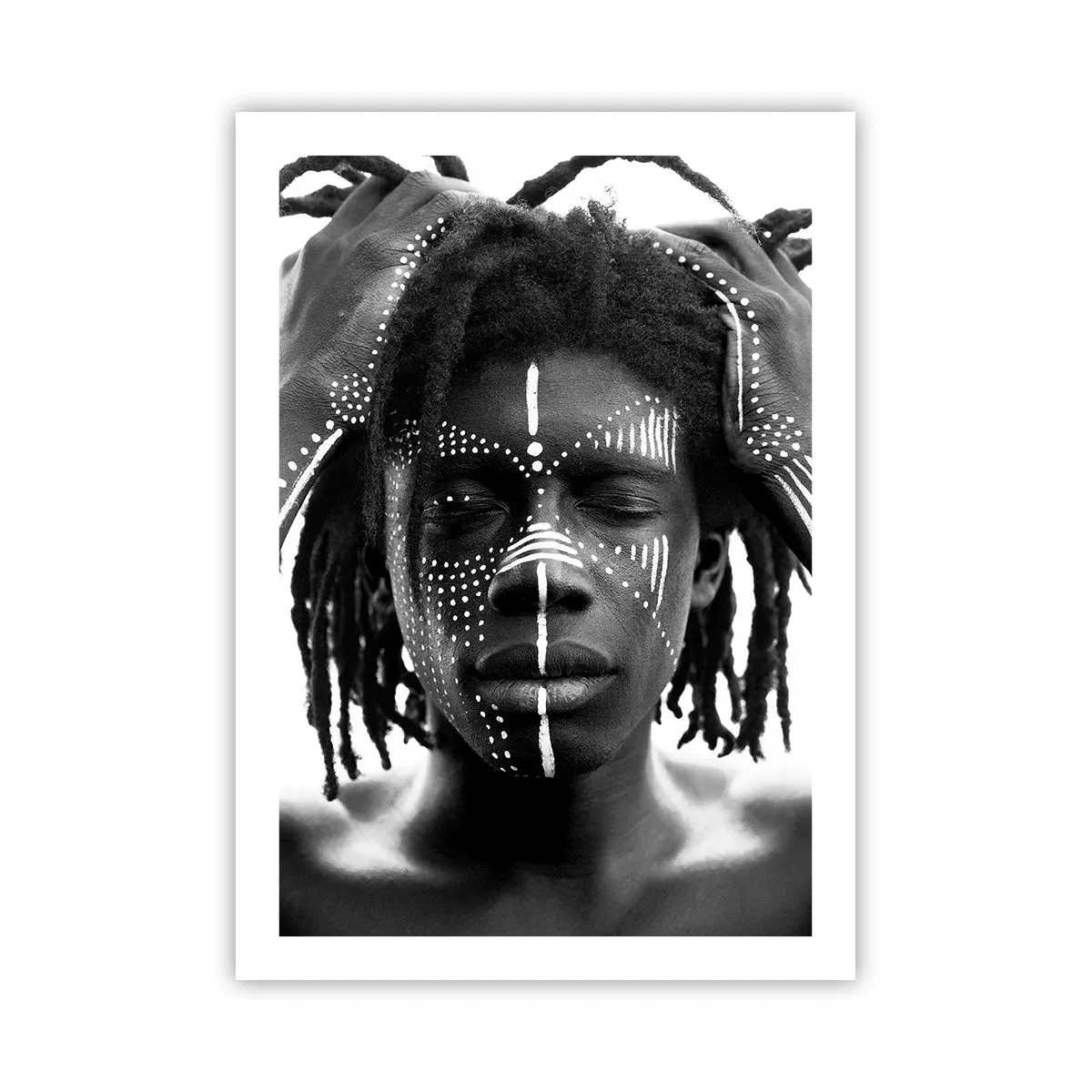 Poster - Un uomo con dipinti bianchi sul viso e sulle mani - 50x70cm - Dove sei? - Decorazione murale moderna per soggiorno e camera da letto ARTTOR