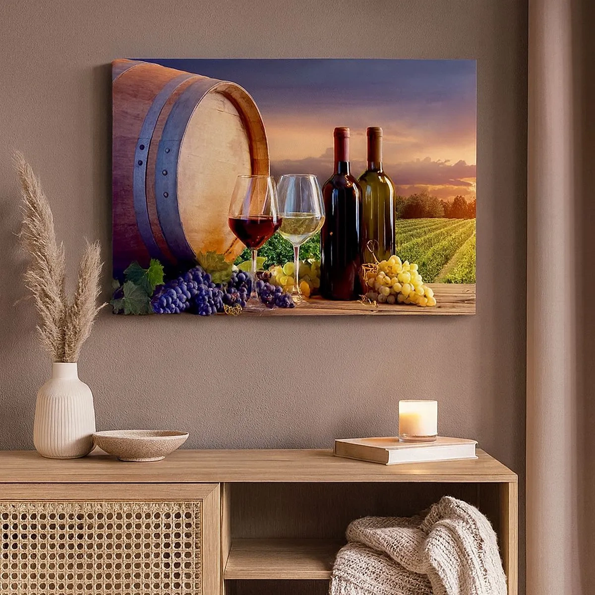 Quadro su tela - Stampe su Tela - Vino, bicchieri e una botte in un paesaggio pittoresco - 70x50cm - Qui la vita ha gusto - Decorazione murale moderna per soggiorno e camera da letto ARTTOR
