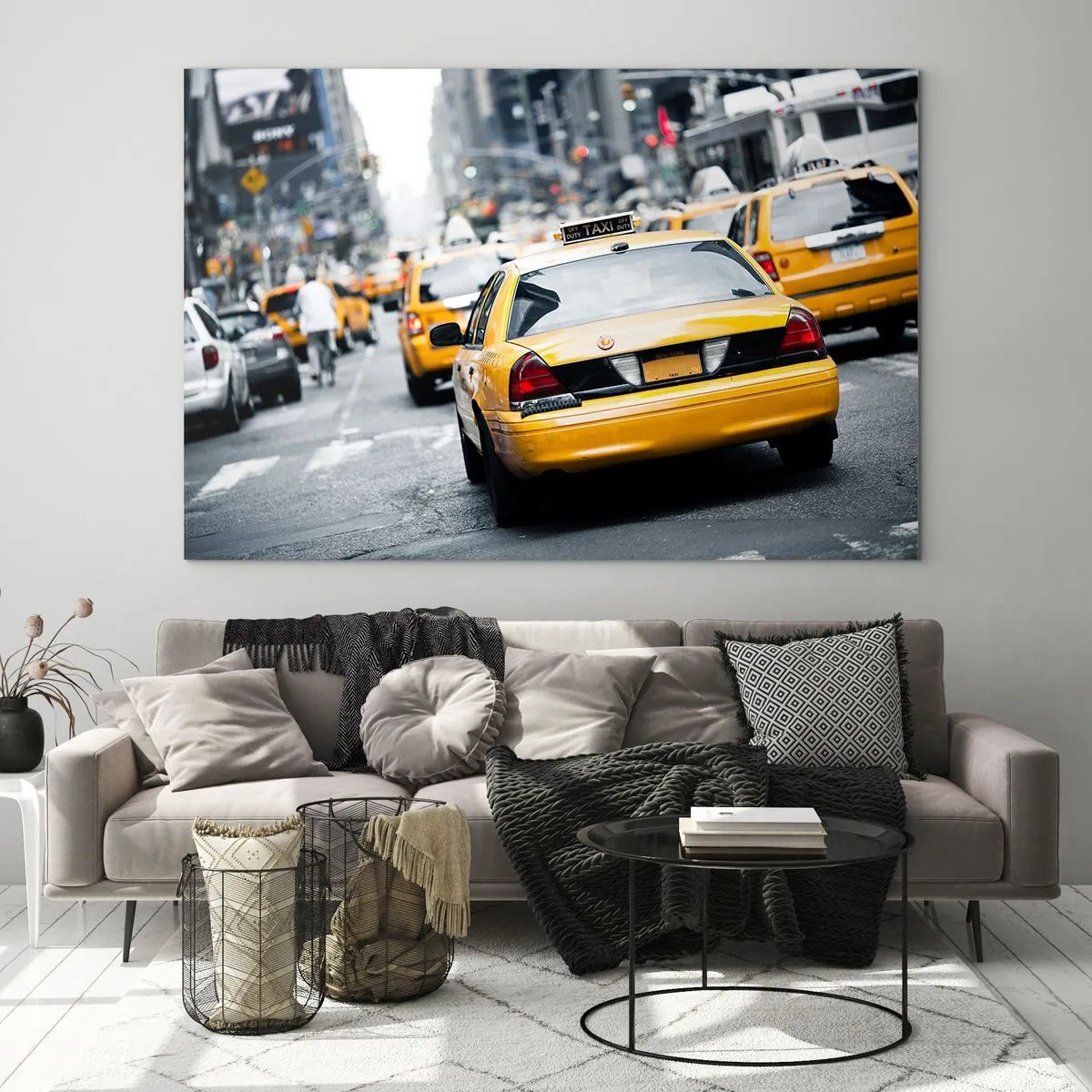 Quadro su vetro - Taxi gialli per le strade di New York nel trambusto della città - 120x80cm - Solamente in questa città - Decorazione murale moderna per soggiorno e camera da letto ARTTOR