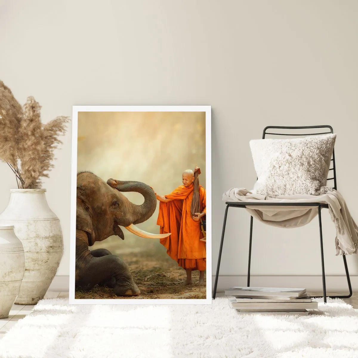 Poster - Un monaco in tunica arancione con un elefante sullo sfondo - 50x70cm - Incontro nel viaggio - Decorazione murale moderna per soggiorno e camera da letto ARTTOR