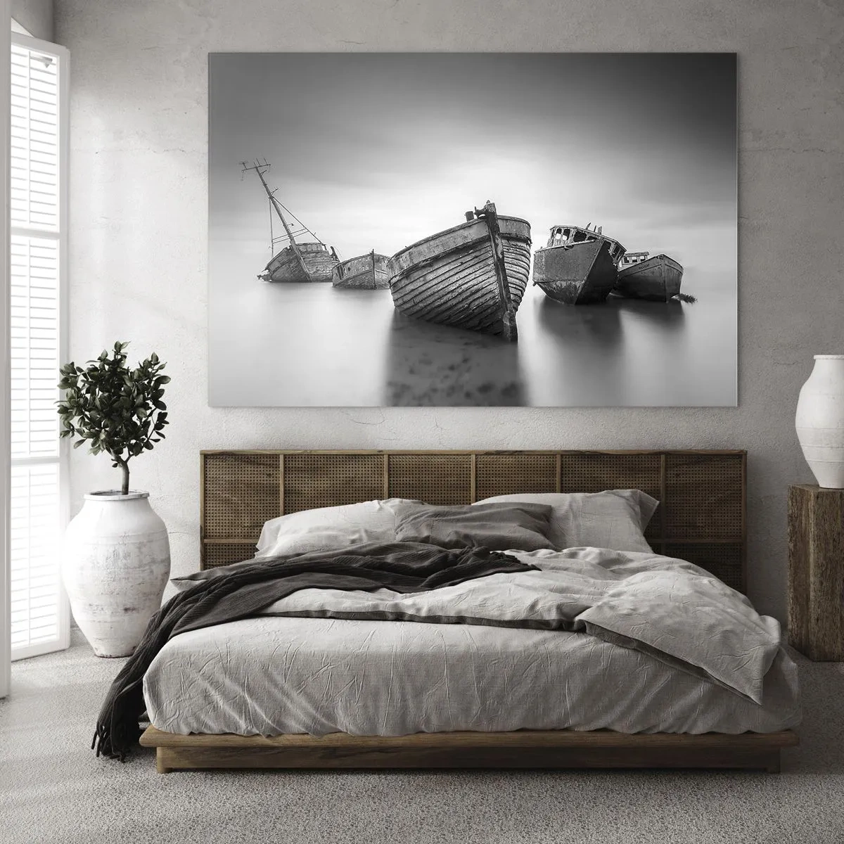 Quadro su vetro - Barche abbandonate su acque calme in bianco e nero - 70x50cm - Sono solo ricordi... - Decorazione murale moderna per soggiorno e camera da letto ARTTOR