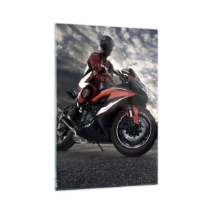 Quadro su vetro - Un motociclista su una moto sportiva contro un cielo nuvoloso - 70x100cm - Il cavaliere oscuro - Decorazione murale moderna per soggiorno e camera da letto ARTTOR