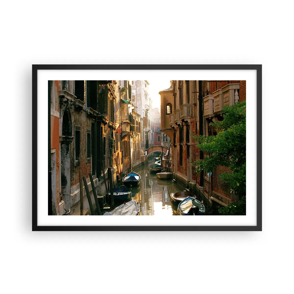 Poster in cornice nera - Un pittoresco canale a Venezia con barche e un ponte - 70x50cm - Un angolo di Venezia - Decorazione murale moderna per soggiorno e camera da letto ARTTOR