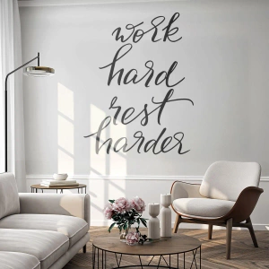 Fotomurali Premium Sand - Citazione "Lavora duro, riposa di più" in elegante calligrafia - 100x70cm - L'equilibrio della vita - Decorazione murale moderna per soggiorno e camera da letto ARTTOR