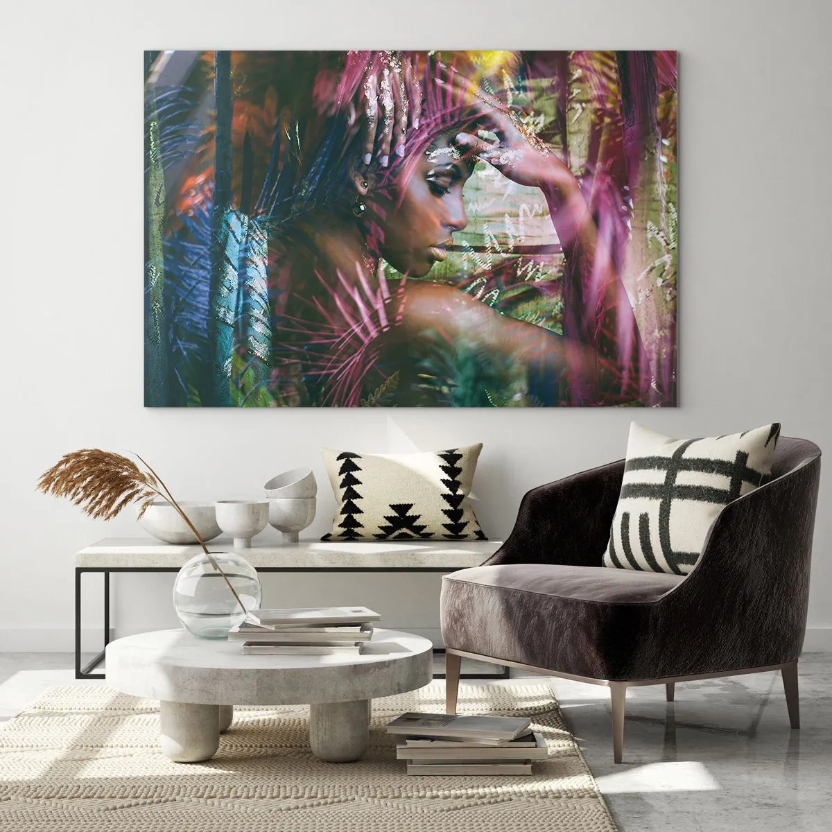 Quadro su vetro - Ritratto di donna tra foglie tropicali e riflessi di luce. - 120x80cm - Madre Natura nella giungla - Decorazione murale moderna per soggiorno e camera da letto ARTTOR