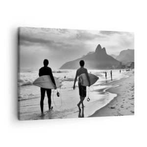Quadro su tela - Stampe su Tela - Due surfisti camminano sulla spiaggia con le loro tavole bianche e nere. - 70x50cm - Samba su un'unica onda - Decorazione murale moderna per soggiorno e camera da letto ARTTOR
