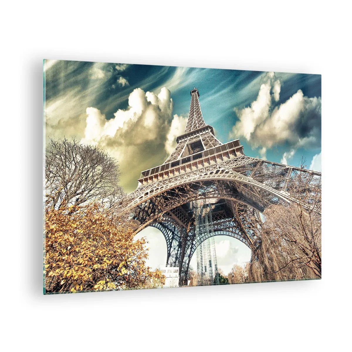 Quadro su vetro - La Torre Eiffel in uno scenario autunnale contro un cielo dinamico - 70x50cm - L'autunno a Parigi... - Decorazione murale moderna per soggiorno e camera da letto ARTTOR