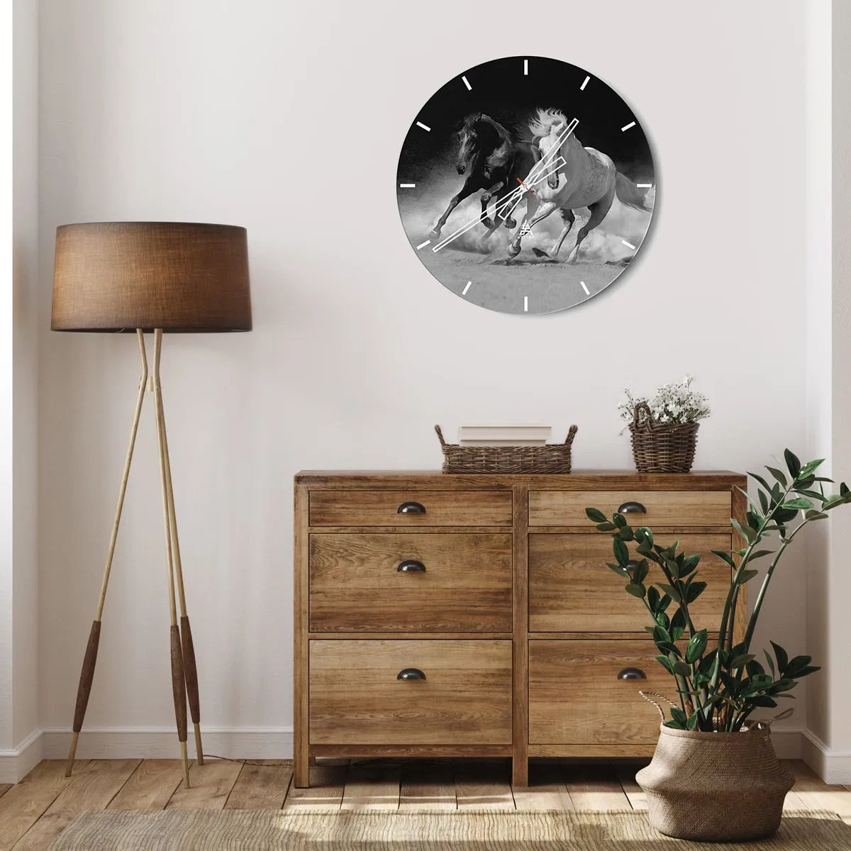 Orologio da parete - Orologio in Vetro - Un motivo in bianco e nero di cavalli al galoppo su uno sfondo polveroso. - 30x30cm - Il galoppo della libertà - Decorazione murale moderna per soggiorno, cucina e camera da letto ARTTOR