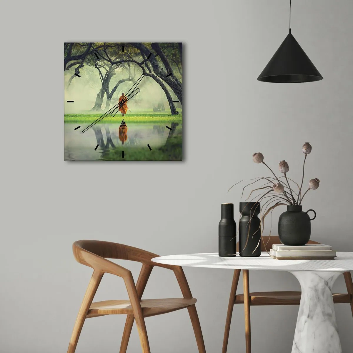 Orologio da parete - Orologio in Vetro - Un monaco con una tunica arancione in una foresta con uno sfondo nebbioso e il riflesso nell'acqua. - 30x30cm - In cammino verso l'illuminazione - Decorazione murale moderna per soggiorno e camera da letto ARTTOR