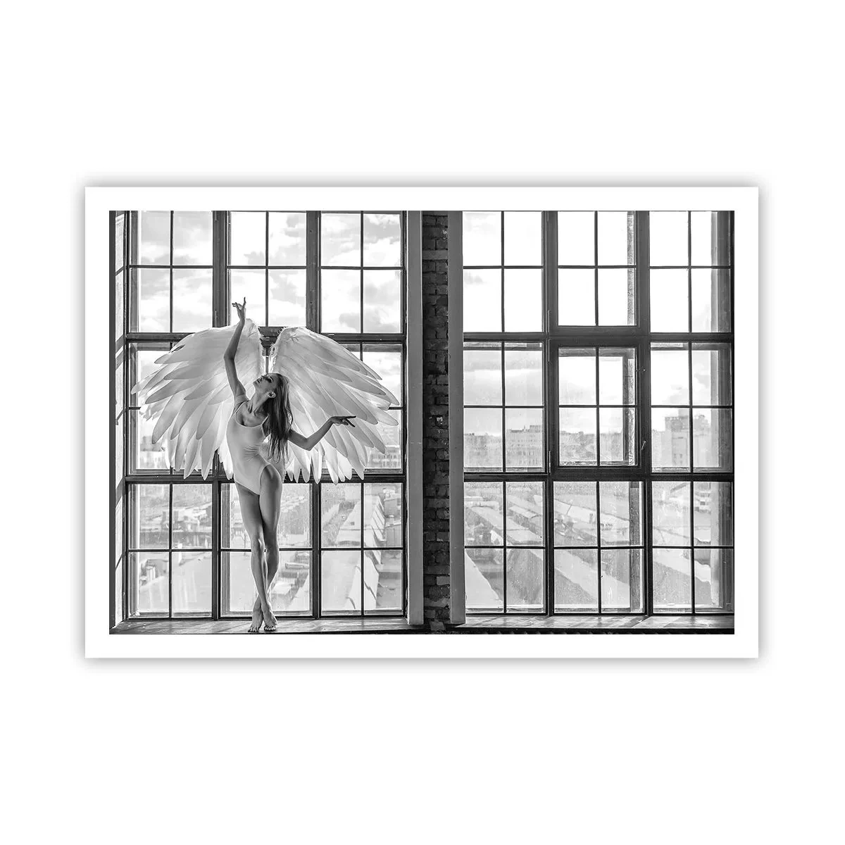 Poster - Una donna con ali d'angelo sullo sfondo della finestra di un loft - 100x70cm - Città degli angeli? - Decorazione murale moderna per soggiorno e camera da letto ARTTOR
