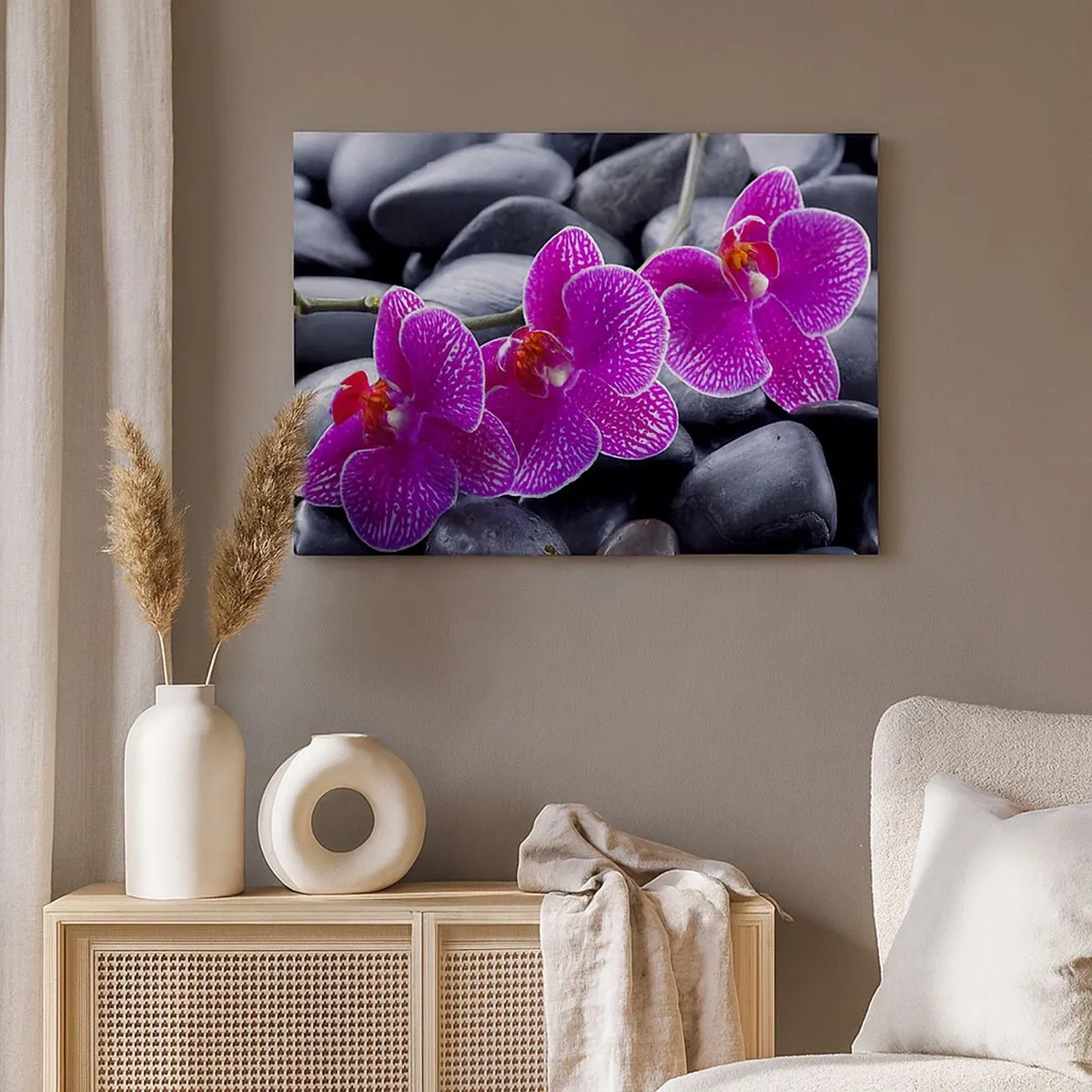 Quadro su tela - Stampe su Tela - Orchidee viola su uno sfondo di pietre nere - 70x50cm - Le pietre brillano di ammirazione - Decorazione murale moderna per soggiorno e camera da letto ARTTOR