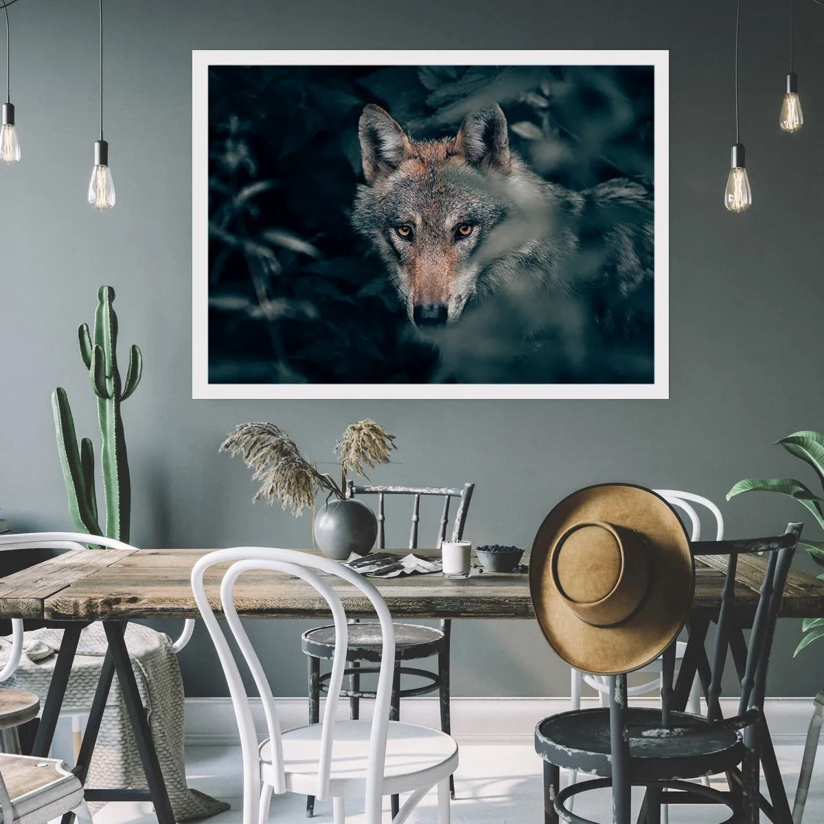 Poster - Un lupo nel suo ambiente naturale, che osserva dalle profondità della foresta. - 100x70cm - Cacciatore - Decorazione murale moderna per soggiorno e camera da letto ARTTOR