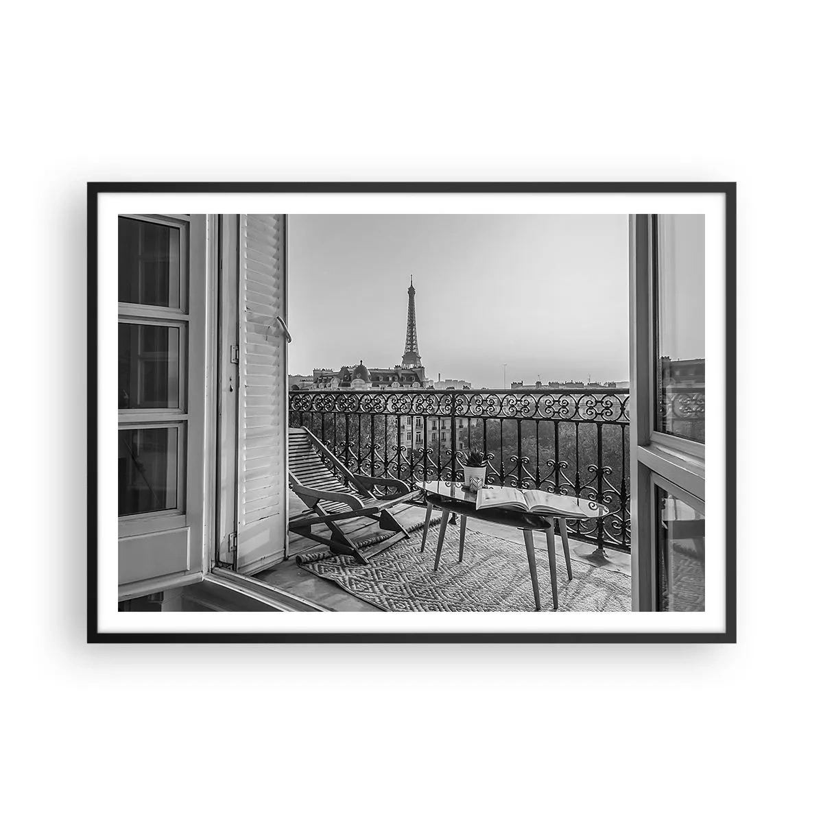 Poster in cornice nera - Vista della Torre Eiffel dal balcone con sedie a sdraio e tavolo - 100x70cm - Pomeriggio parigino - Decorazione murale moderna per soggiorno e camera da letto ARTTOR