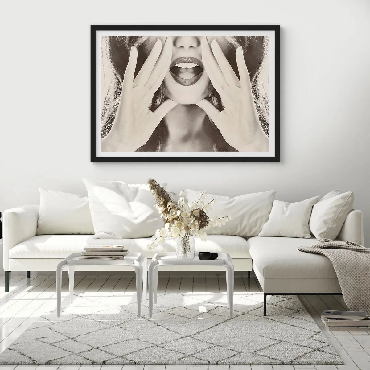 Poster in cornice nera - Ritratto in bianco e nero di una donna con labbra e mani espressive - 100x70cm - Arrivo! - Decorazione murale moderna per soggiorno e camera da letto ARTTOR